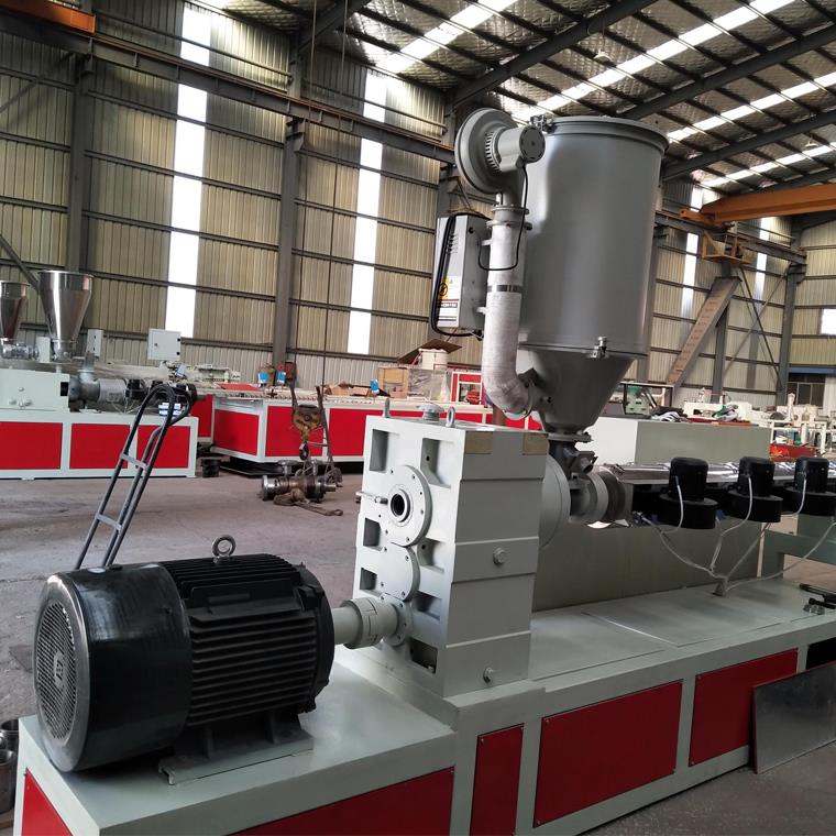 PVC塑料管材設(shè)備生產(chǎn)線的特點是什么？